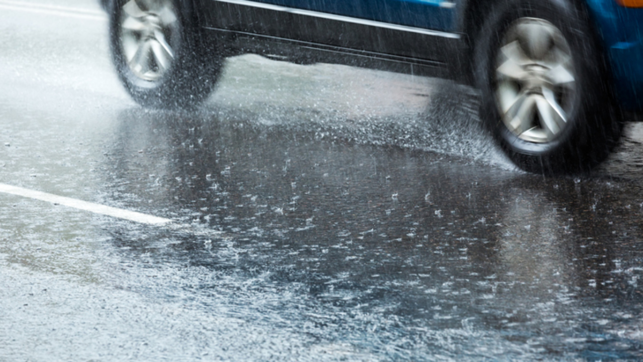 Guida completa all’aquaplaning: cos’è e come prevenirlo