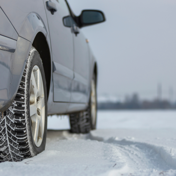 Guida sicura su ghiaccio e neve: tecniche di guida e consigli utili