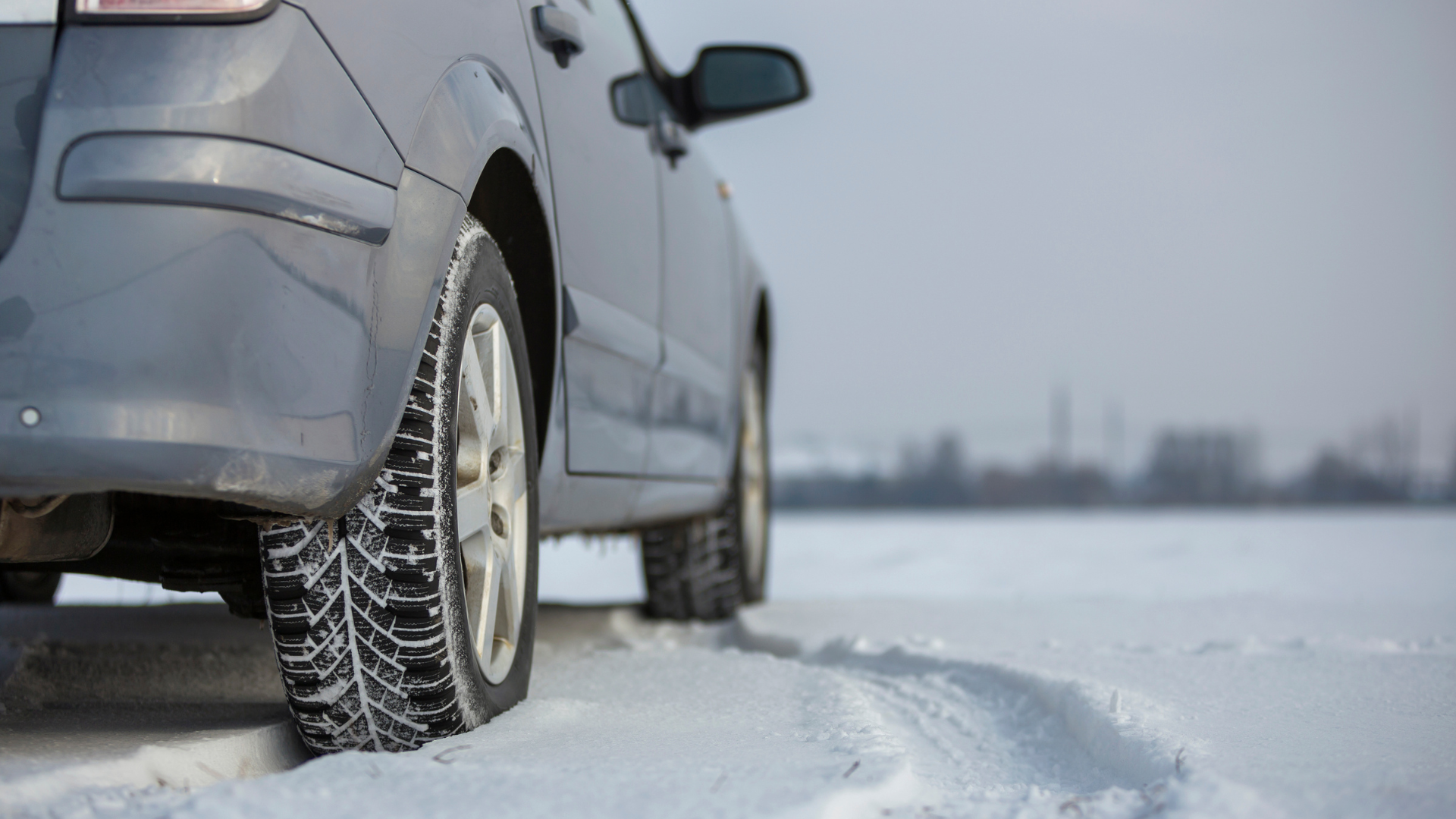 Guida sicura su ghiaccio e neve: tecniche di guida e consigli utili