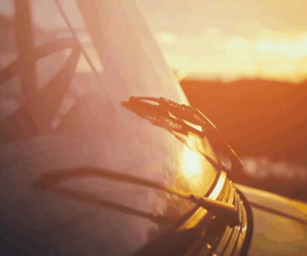 Auto parcheggiata al sole: 5 danni invisibili che puoi prevenire facilmente