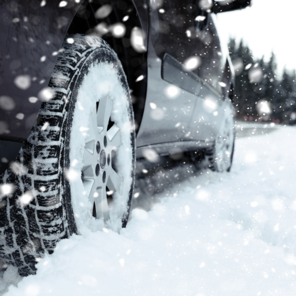 GUIDA SULLA NEVE CON PNEUMATICI INVERNALI: TECNICHE E PRECAUZIONI