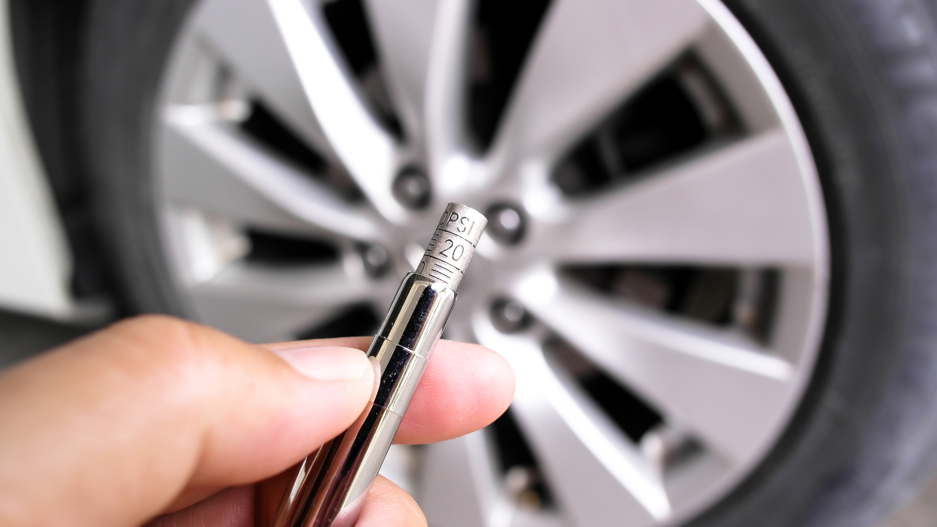 PRESSIONE DEGLI PNEUMATICI: COME CONTROLLARLA E PERCHE’ È CRITICA