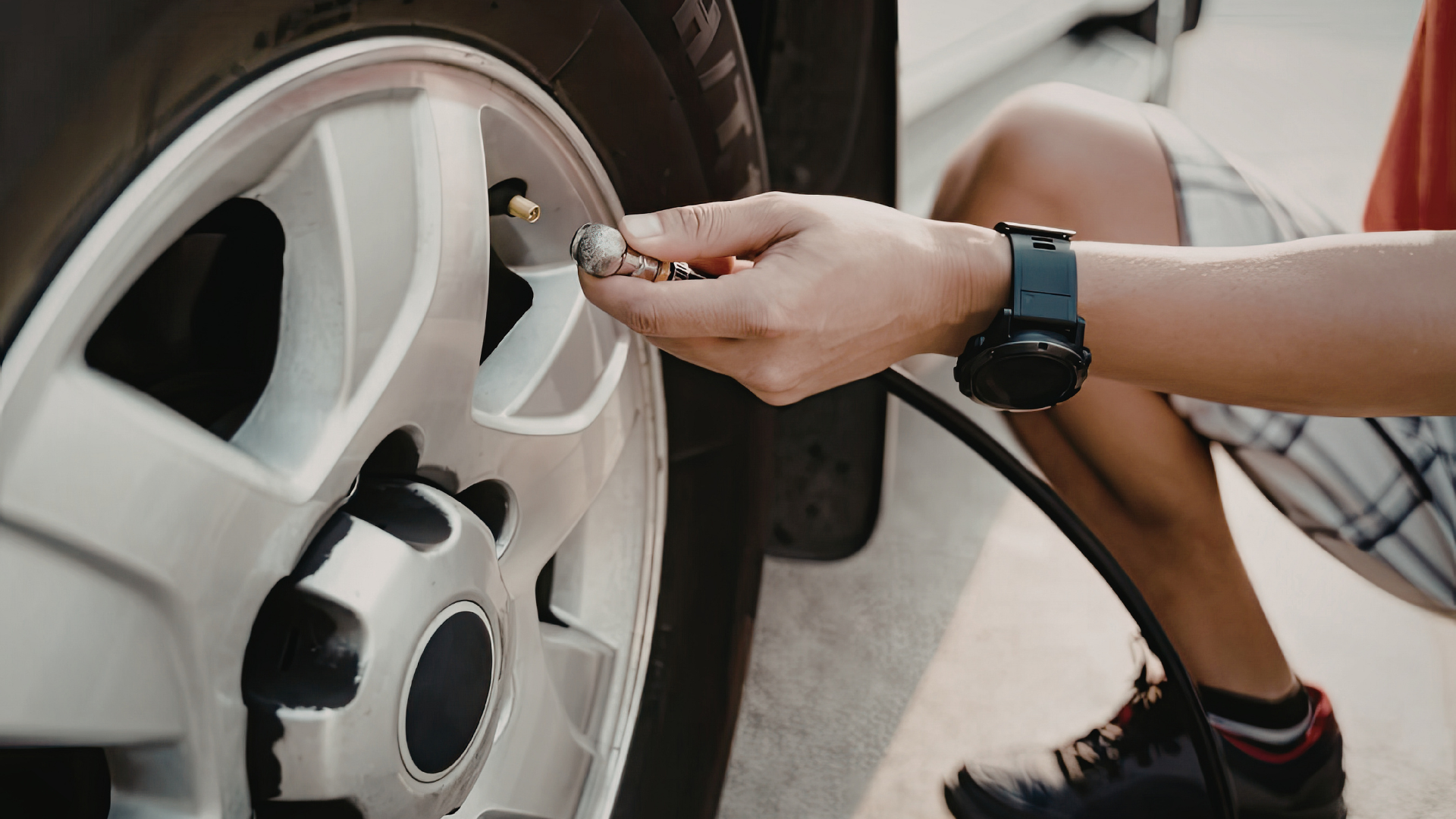 Pressione gomme in estate: il caldo cambia tutto